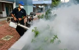 Des pesticides sont répandus dans une quartier résidentiel de Singapour le 1er septembre 2016