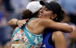 Accolade entre Madison Keys (de face) et Jessica Pegula Ă l'issue de leur match Ă l'US Open, le 4 septembre 2023