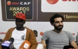 Les attaquants sénégalais Sadio Mané (g) et égyptien Mohamed Salah, tous deux joueurs de Liverpool, rencontrent la presse avant la cérémonie de remise des prix de la Confédération africaine de football (CAF), le 4 janvier 2018 à Accra