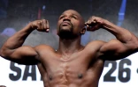 Le boxeur américain Floyd Mayweather lors de la pesée avant le combat contre l'Irlandais Connor McGregor, le 25 août 2017 à Las Vegas