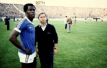 Michel Hidalgo avec son défenseur Marius Trésor au stade de Gerland à Lyon, le 17 mai 1982