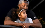 Kobe Bryant et sa 2e fille Gianna "Gigi" Bryant assistant àune compétition de natation à Irvine, en Californie, le 26 juillet 2018