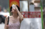 Une passante boit de l'eau alors qu'une alerte à la chaleur extrême a été émise pour la région de New York, le 23 juin 2025