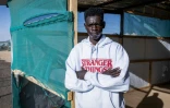 Mounir Abderahmane, réfugié soudanais de 16 ans, devant la clinique de Médecins sans Frontières (MSF) au camp de Tiné, au Tchad, le 8 novembre 2025
