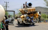 Des habitants déplacés, ayant fui la reprise des affrontements entre les forces gouvernementales yéménites (soutenues par l'Arabie saoudite) et les rebelles houthis, se dirigent vers la zone d'Al-Kadah, dans le gouvernorat de Taïz, le 6 septembre 2026 au Yémen