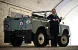 Matthew Quitter, patron du garage London Electric Cars, devant une Land Rover Series 2a convertie en électrique, le 6 mai 2022 à Londres