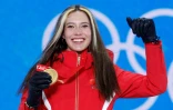 La joie de la skieuse chinoise Eileen Gu, médaillée d'or en half-pipe, lors de la cérémonie protocolaire aux Jeux de Pékin, le 18 février 2022 à Zhangjiakou