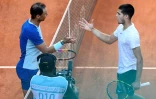Les Espagnols Rafael Nadal (g) et Carlos Alcaraz après leur quart de finale à Madrid, le 6 mai 2022