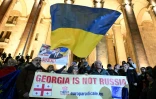 Une banderole "La Géorgie n'est pas la Russie", surmontée d'un drapeau ukrainien, le 28 octobre 2024 dans une manifestation pro-européenne à Tbilissi