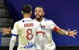Le milieu de Lyon, Houssem Aouar, fêté par son coéquipier Memphis Depay pour son but lors du match de Ligue 1 à domicile face au Stade Rennais, le 3 mars 2021