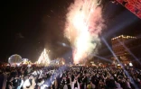 Le public se réjouit des feux d'artifice lors de la célébration du Nouvel An près de la place des Omeyyades à Damas, en Syrie, le 1er janvier 2025