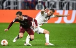 Le défenseur de Lyon Damien Da Silva (d) à la lutte avec l'attaquant du Sparta Prague Matej Pulkrab en Ligue Europa, le 4 novembre 2021 à Décines-Charpieu  