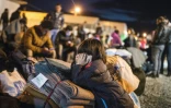 Un enfant dans un camp pour migrants et réfugiés qui attendent un train pour la Serbie près de Gevgelija à la frontière entre la Grèce et la Macédoine le 25 février 2016