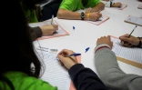 L'OCDE s'alarme du soutien des parents qui s'affaiblit, en particulier en France, "alors qu'ils ont un rôle à jouer dans la réussite des enfants" et de la baisse de la compréhension de l'écrit chez les garçons des milieux les plus favorisés, une nouveauté