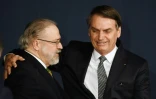 Le président brésilien Jair Bolsonaro (d) salue le procureur général Augusto Aras lors de la cérémonie d'intronisation de ce dernier, à Brasilia, le 2 octobre 2019