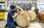 Réparation d'un tambour taiko dans un atelier de l'entreprise Miyamoto Unosuke, le 26 avril 2022 à Tokyo