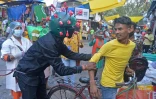 Un membre d'une ONG vĂŞtu d'un costume ressemblant au virus Covid-19 informe la population de mesures sanitaires Ă observer, Ă Siliguri, en Inde, le 25 avril 2021