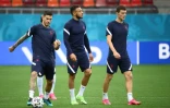 Lucas Hernandez (à gauche) à l'entraînement de l'équipe de France avec Corentin Tolisso et Benjamin Pavard le 27 juin 2021 à Bucarest