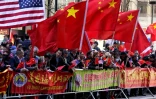 Des sympathisants de Pékin agitent des drapeaux chinois avant l'arrivée de la présidente taïwanaise Tsai Ing-wen, le 29 mars 2023 à New York