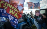 Des partisans de Donald Trump manifestent leur soutien au républicain à West Palm Beach, en Floride (Etats-Unis), le 3 novembre 2024