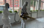 Opération de désinfection dans un immeuble de Lanzhou, le 26 octobre 2021