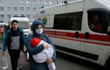 Des travailleurs médicaux emmènent des enfants dans une ambulance lors de l'évacuation d'un hôpital pédiatrique à Kiev le 26 avril 2024