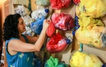 Maria Nissan, une Américaine d'origine irakienne, range des sacs en plastique le 17 mai 2022 à Amman pour s'en servir pour faire des oeuvres artistiques