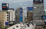 Des affiches électorales au-dessus d'un pont traversant Beyrouth, le 14 mai 2022