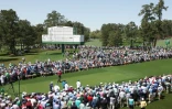 Le golfeur américain Tiger Woods sur le green lors du premier tour du Masters d'Augusta, au milieu d'une foule compacte venue l'admirer, le 7 avril 2022 à Augusta en Géorgie aux Etats-Unis