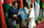 La nouvelle présidente de l'Ethiopie Sahle-Work Zewde (d) reçoit le livre de la Constitution de l'ancien président Mulatu Teshome (g), le 25 octobre 2018 au Parlement à Addis Abeba