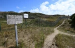 Un panneau avertit les visiteurs du danger, sur l'île de Cézembre, au large de Saint-Malo, le 5 août 2022