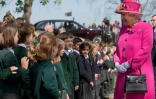 La reine Elizabeth II avec des écoliers le 20 avril 2016 à Windsor