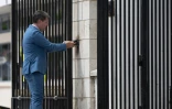 Le gouvernement de Gibraltar, Fabian Picardo, dĂ©monte une partie de la clĂ´ture frontalière lors d'une cĂ©rĂ©monie marquant la fin des contrĂ´les aux frontières entre l'Espagne et le territoire britannique de Gibraltar, au poste-frontière de La LĂnea de la ConcepciĂłn, dans le sud de l'Espagne, le 15 juillet 202