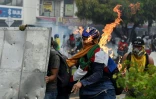 Un manifestant est touché par un cocktail Molotov, le 3 mai 2021 à Cali, en Colombie