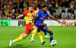 Le Lensois Lukasz Poreba (g) à la lutte avec le Troyen Thierno Baldé, le 9 septembre 2022 au stade Bollaert