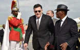 Le président ivoirien Alassane Ouattara accueille le Premier ministre libanais Fayez el-Serraj à son arrivée à l'aéroport d'Abidjan, le 28 novembre 2018