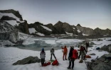 Des randonneurs s'apprête à gravir le glacier de la Selle dans le massif des Ecrins à  Saint-Christophe-en-Oisans, en Isère, le 9 juillet 2025 