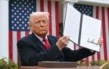 Le président américain Donald Trump montre un décret signé sur les droits de douane réciproques à la Maison Blanche, le 2 avril 2025 à Washington