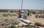 Des réfugiés climatiques discutent dans un camp près de Hargeisa, dans le Somaliland, le 16 septembre 2021
