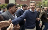 Mauricio Macri, candidat à la présidentielle en Argentine, salue ses partisans à Buenos Aires, le 25 octobre 2015
