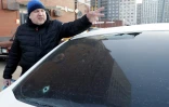 Un homme montre une voiture endommagée après une attaque de drones ukrainienne à Sapronovo dans la banlieue de Moscou en Russie le 11 mars 2025