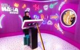 Zorica Bucic, une chanteuse venue de Split, dans une salle de karaoké pendant sa visite du musée du rire HaHaHouse à Zagreb, le 21 janvier 2025 en Croatie
