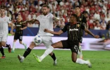 L'attaquant lensois Morgan Guilavogui (à dr) à la lutte avec le défenseur sévillant Sergio Ramos, lors du premier match de la phase de groupe de Ligue des champions le 20 septembre 2023 à Séville.