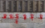 Mains rouges sur le Mur des Justes près du Mémorial de la Shoah à Paris le 14 mai 2024