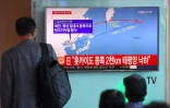 Des Sud-Coréens regardent sur un écran de télévision la trajectoire d'un nouveau tir de missile nord-coréen au-dessus du Japon, le 15 septembre 2017 dans une gare à Séoul