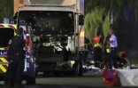 Des policiers autour du camion qui a foncé sur la foule le 14 juillet 2016 sur la Promenade des Anglais à Nice