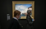 Femmes portant un masque devant un tableau de Turner au musée Jacquemart-André de Paris, le 26 mai 2020