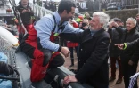 L'aventurier breton Guirec Soudée (G) a été accueilli samedi à Brest par l'ancien détenteur du record du tour du monde à l'envers, Jean-Luc Van Den Heede (D), qui le détenait depuis 2004