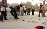 Lundi 3 avril 2006- 
Séance de calligraphie chinoise tracée à l'eau sur les dalles  d'un jardin public  de Pékin. L'exercice est gratuitement ouvert à tous