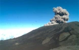 Jeudi 12 avril - 15 heures 05 - Le Dolomieu s'effondre encore
Photo: Observatoire volcanologique de la Plaine des Cafres